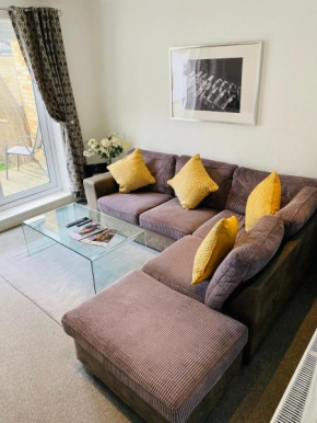 Arma Short Stays 122 - Spacious 3 Bed Oxford House Sleeps 5 - FREE PARKNG For 2 Vehicles - Large Garden